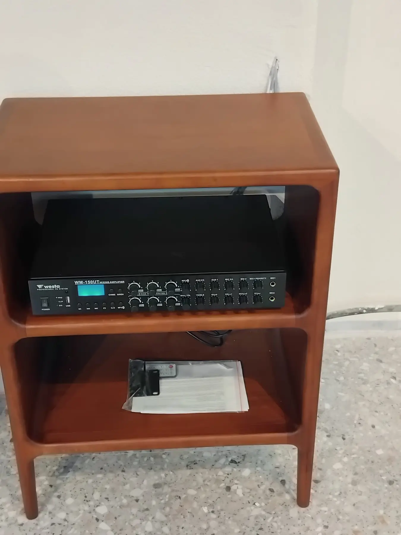 Ahşap kabin içinde profesyonel ses amplifikatörü
